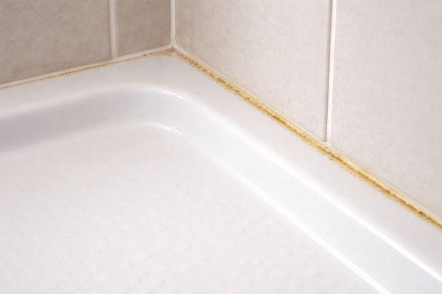 Silicone ingiallito intorno al piatto doccia