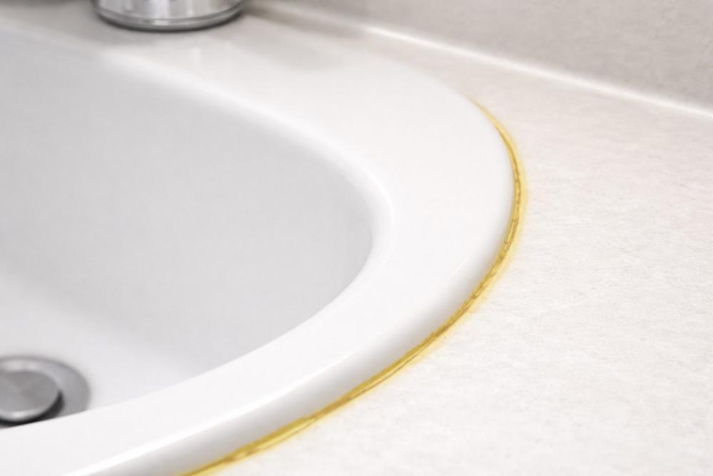 Silicone ingiallito attorno al lavandino - Foto Sora