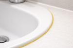 Silicone ingiallito attorno al lavandino - Foto Sora