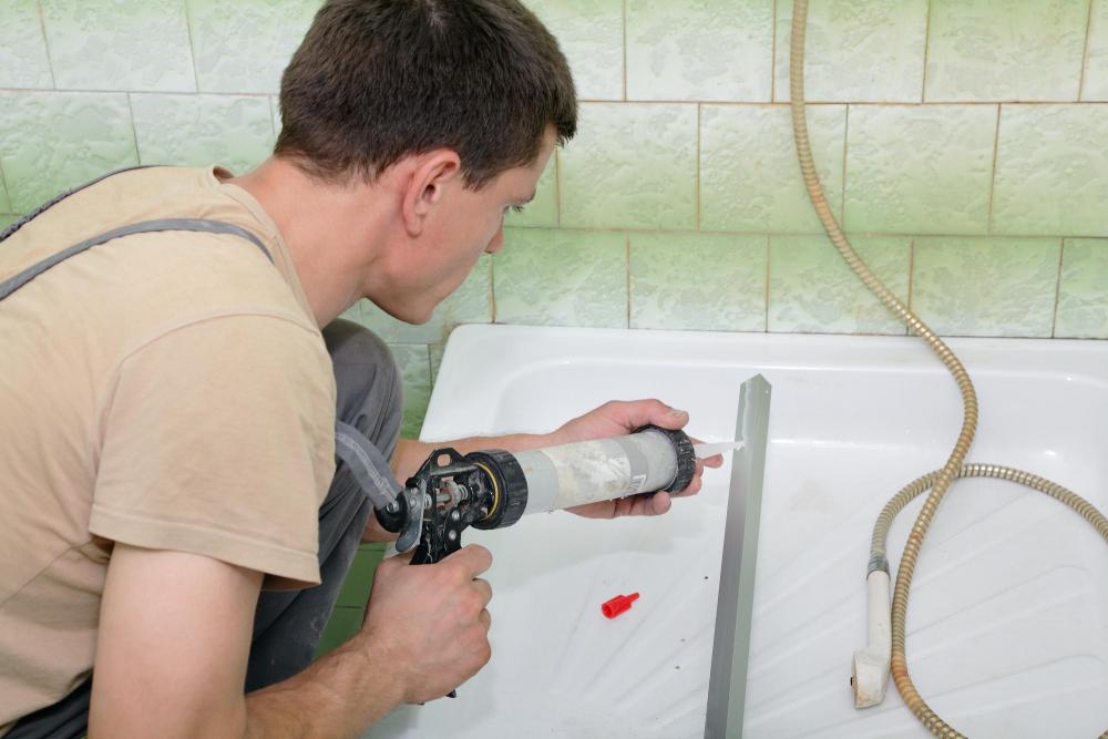 Posa silicone nuovo in bagno - Foto Getty Images