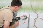 Posa silicone nuovo in bagno - Foto Getty Images