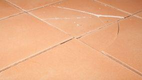 Piastrelle del balcone che si sollevano: segnali e cause dopo pioggia e freddo