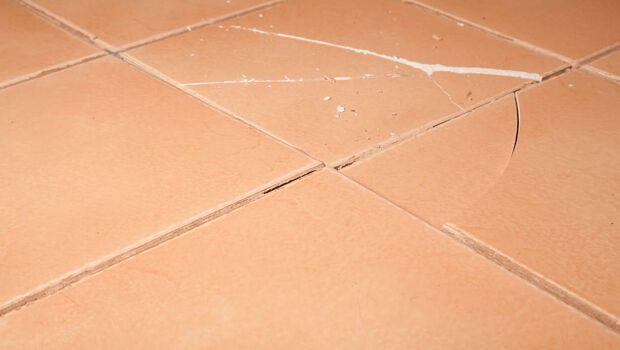 Piastrelle del balcone che si sollevano: cause principali e come intervenire in modo efficace