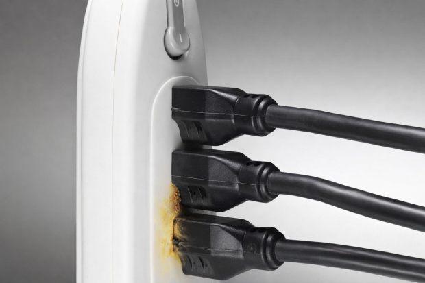 Ingiallimento localizzato su una presa multipla 