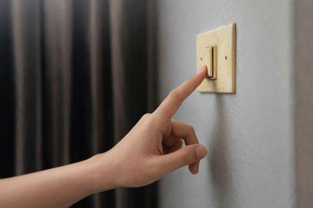 Interruttore della luce ingiallito 