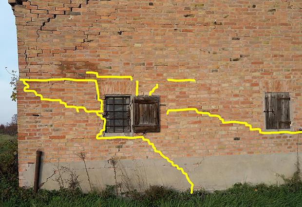 Lesioni avanzate per un cedimento del terreno. Foto arch. Matteuzzi