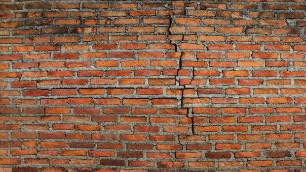 Come riconoscere un cedimento delle fondazioni e distinguerlo da un assestamento normale