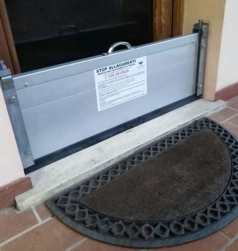 Paratia antiallagamento sulla porta di casa - Foto Stop Allagamenti