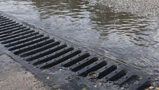 Acqua bloccata nella canaletta esterna: da cosa dipende e come ripristinare il deflusso