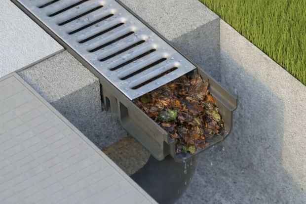 Canaletta intasata dalle foglie