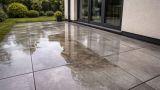 Cortile che scarica verso casa: soluzioni per deviare l'acqua piovana senza errori