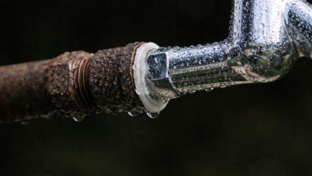 Gocce sui tubi dell&rsquo;acqua: perch&eacute; si forma la condensa