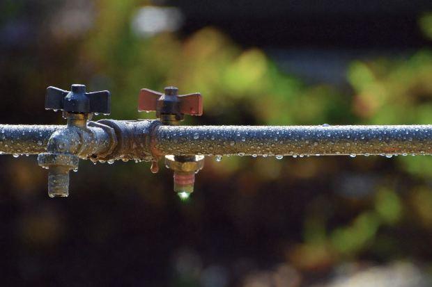 Condensa su tubo dell'acqua fredda