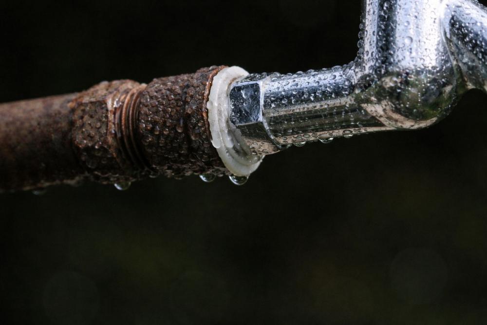 Condensa su tubo dell'acqua fredda - Foto Sora
