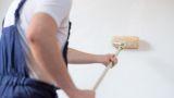 Macchie lucide che compaiono sulla pittura delle pareti