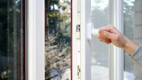 Infissi che si incastrano: effetti delle dilatazioni dei materiali