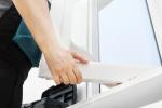 Verificare guarnizione e fissaggio del vetro nel telaio - foto getty images