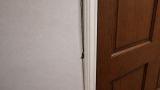 Crepe sottili sopra gli angoli delle porte