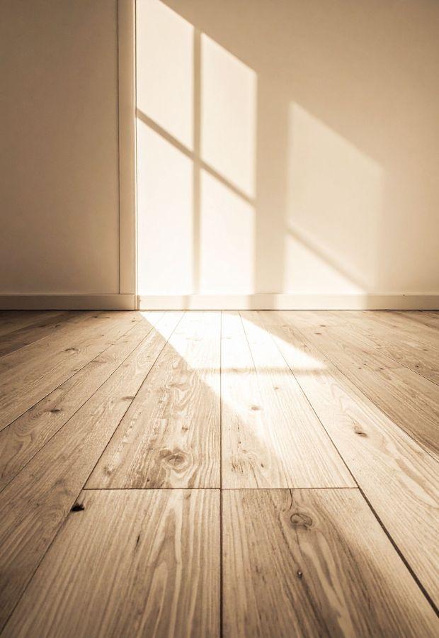 Parquet bamboo vicino a una finestra esposta al sole - Canva