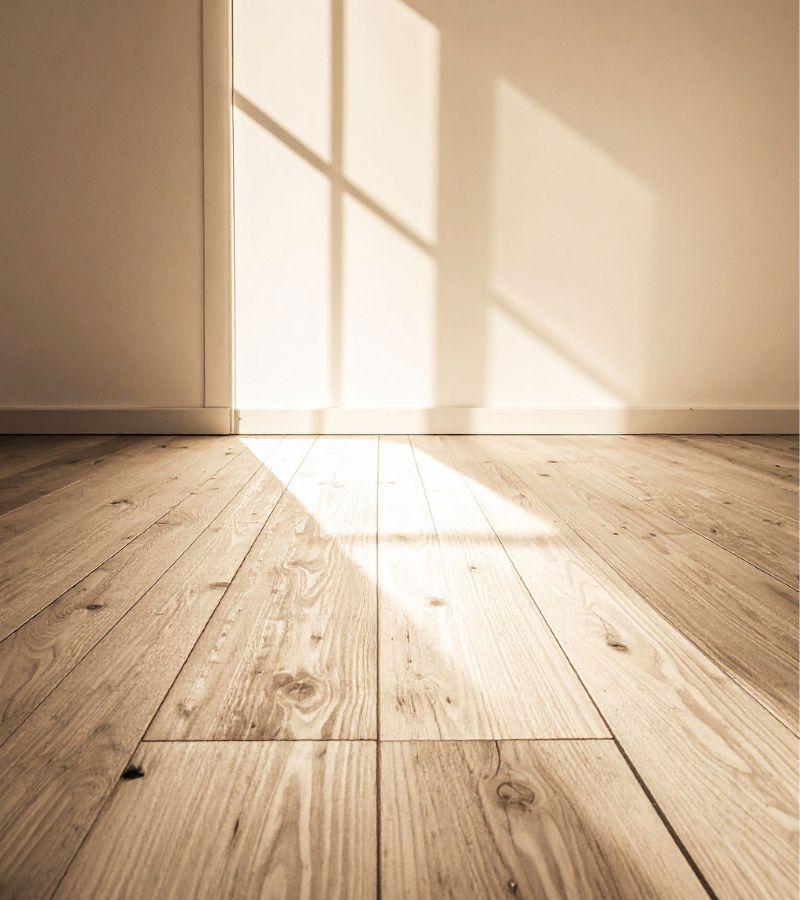Parquet bamboo vicino a una finestra esposta al sole - Canva