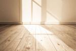 Parquet bamboo vicino a una finestra esposta al sole - Canva