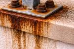 Dettaglio di ruggine su fissaggio metallico della ringhiera - Canva