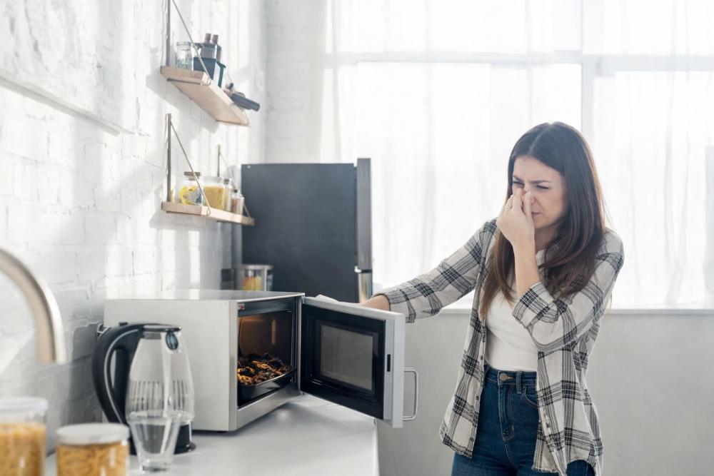 Forno emana odore di plastica - Foto Sora