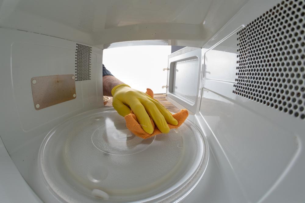 Pulizia microonde - Foto Getty Images