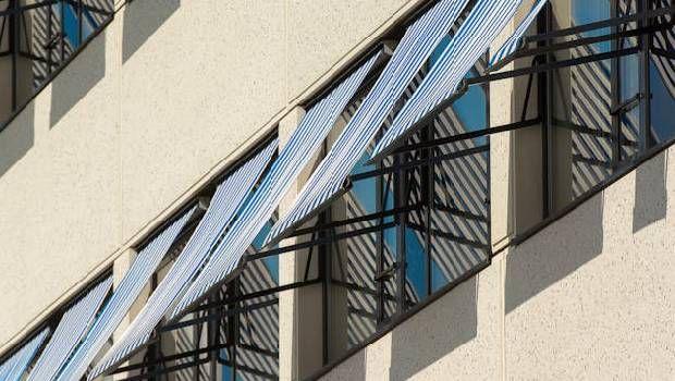 Tende da sole non uniformi: obblighi, limiti e quando il condominio pu&ograve; intervenire