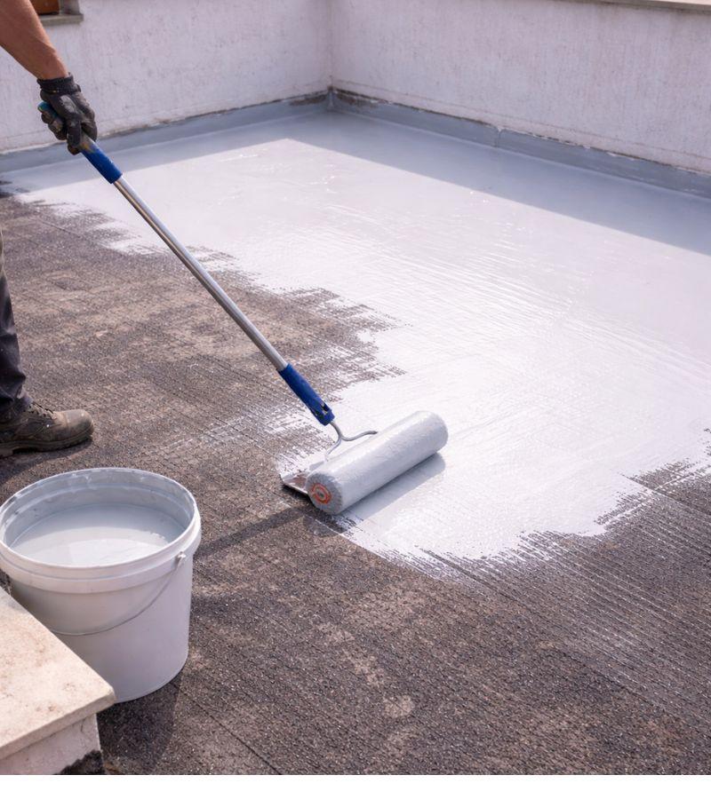 Applicazione di rivestimento impermeabilizzante su terrazzo - Canva