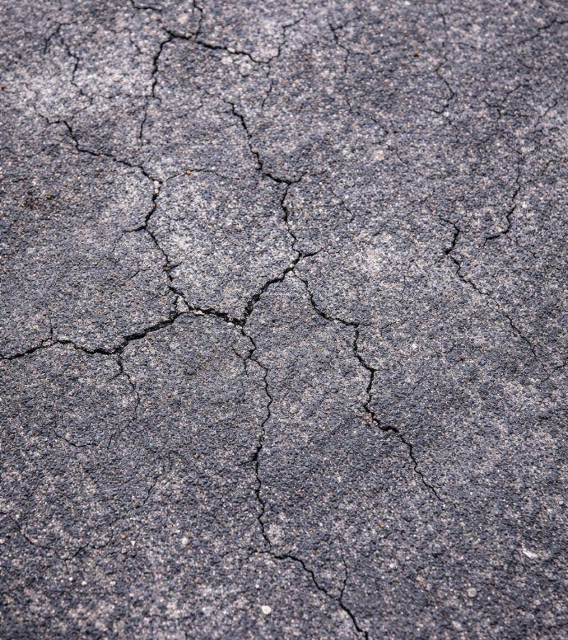 Dettaglio di microfessure su guaina bituminosa - Canva