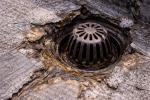 Dettaglio scarico terrazzo con guaina deteriorata nei punti di raccordo - Canva