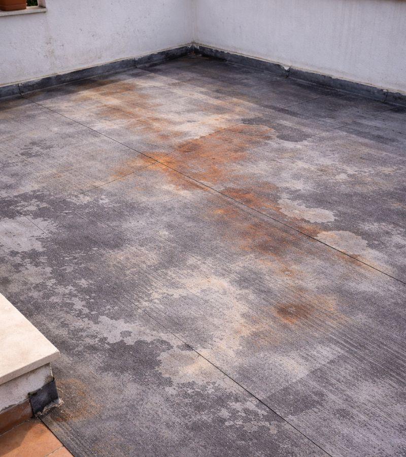 Guaina impermeabilizzante con scolorimenti e primi segni di usura su terrazzo - Canva