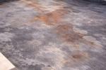 Guaina impermeabilizzante con scolorimenti e primi segni di usura su terrazzo - Canva