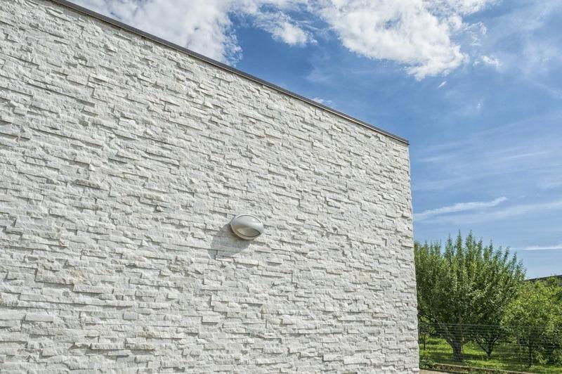 Muro di pietre naturali