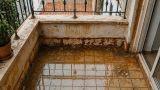 Balcone che rilascia acqua sporca con le prime piogge: cause e verifiche da fare