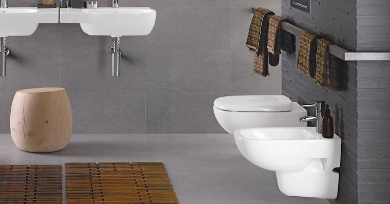 Sanitari sospesi in un bagno in stile moderno