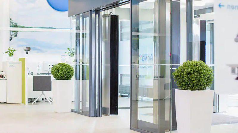 Porta automatica in un edificio 