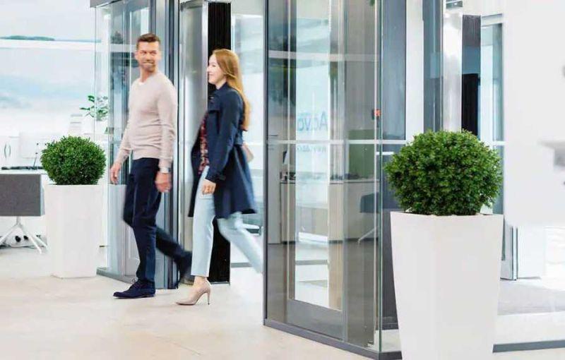 Accesso con porte automatiche in un edificio