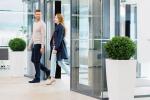 Accesso in un edificio con porta scorrevole - Foto Kone