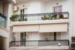 Tende da sole chiare installate sotto i balconi di un edificio residenziale.