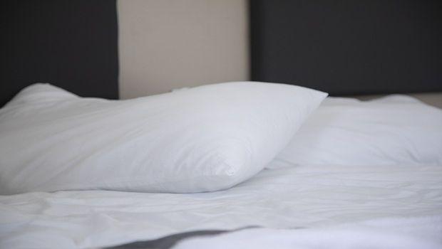 Cuscini che iniziano a puzzare con l&rsquo;aumento delle temperature: come intervenire senza lavarli