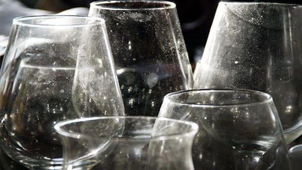 Aloni sui piatti in primavera: perch&eacute; la lavastoviglie peggiora proprio con il caldo