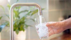 Acqua del rubinetto con odore: cause interne e come risolvere