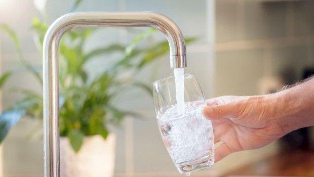 Acqua del rubinetto con odore: cause interne e come risolvere