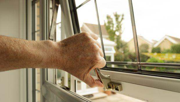 Finestre aperte nel momento sbagliato: effetti su temperatura e aria