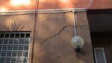 Fessure diagonali vicino a porte e finestre: cosa possono indicare prima di riparare l&rsquo;intonaco