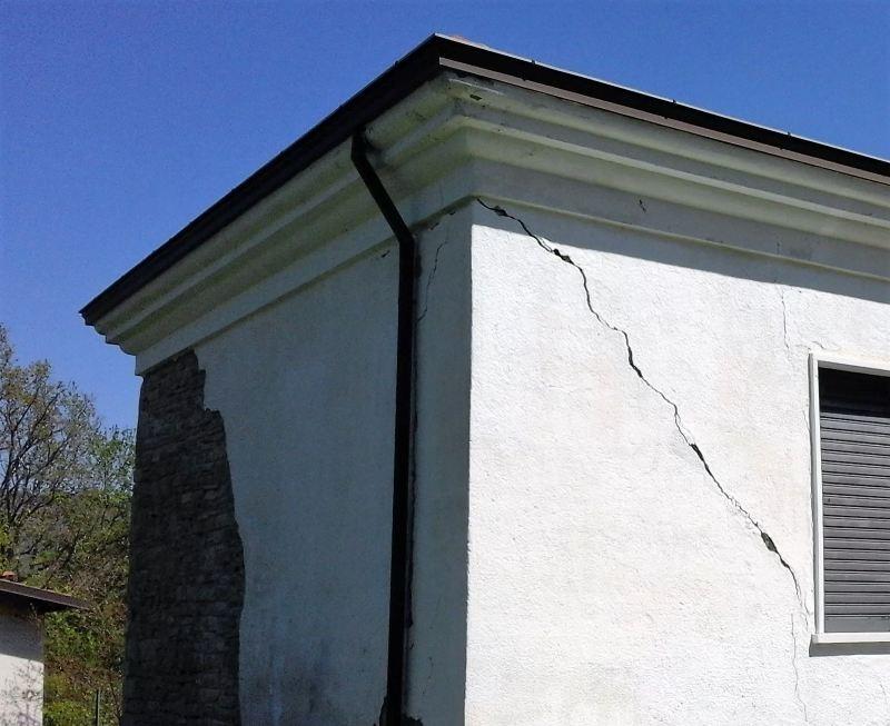 Crepa diagonale accanto ad una finestra - Foto Systab Srl