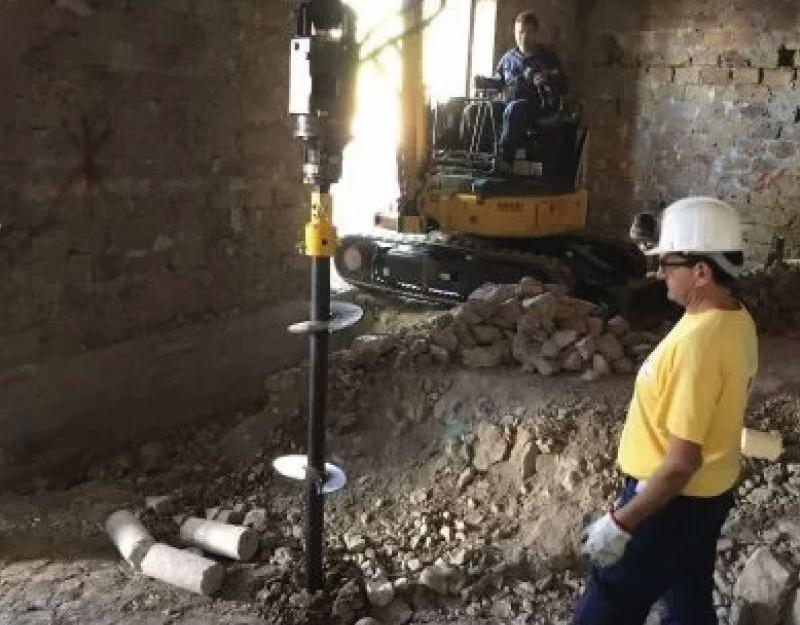 Installazione pali per consolidare le fondazioni 