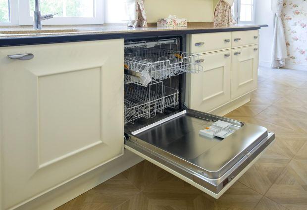Lavastoviglie in una cucina con parquet